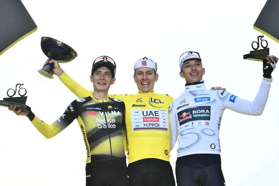 Florian Lipowitz (r.) auf dem Podium nach seinem dritten Platz bei der Tour de France 2025.