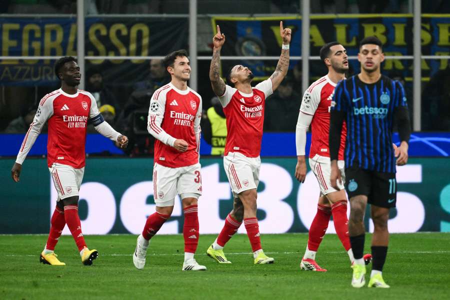 Gabriel Jesus slaví jeden ze svých dvou gólů na hřišti Interu.