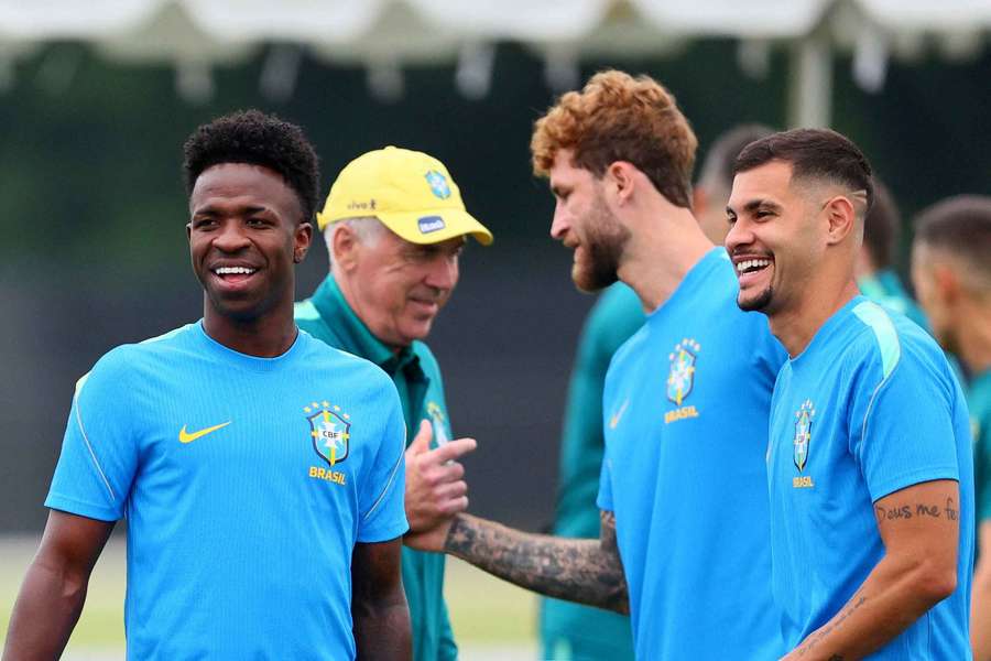 Vini com Bruno Guimarães no treino do Brasil