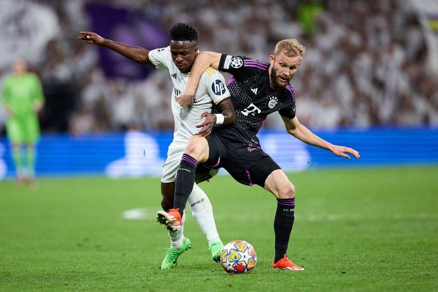 Vinícius, ante Konrad Laimer, en el último Real Madrid-Bayern