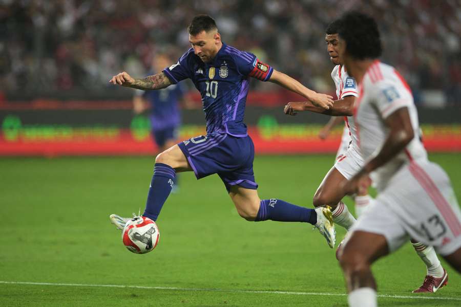 Messi in azione con l'Argentina contro il Perù