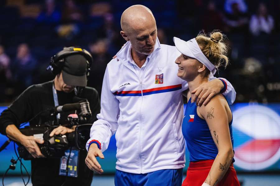 Petr Pála v objetí s Markétou Vondroušovou.