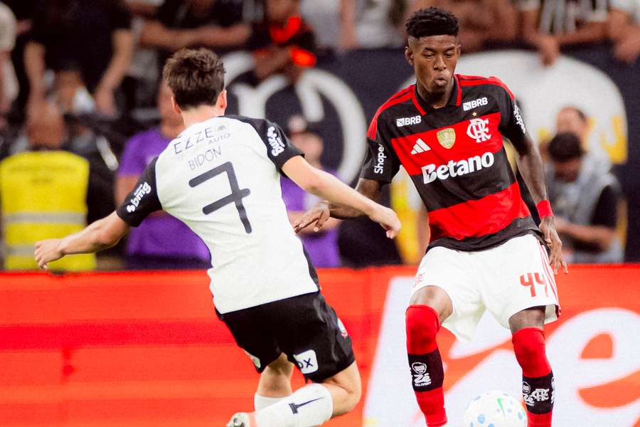 Flamengo e Corinthians fecham o domingo (13) de Brasileirão Flamengo e Corinthians fecham o domingo (13) de Brasileirão