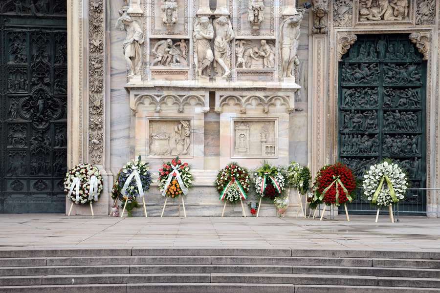 Der Mailänder Dom ist in Vorbereitung auf das Begräbnis Berlusconis  mit Blumenkränzen geschmückt.