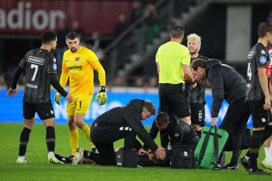 Bas Dost werd op het veld behandeld nadat bij het bewustzijn verloor