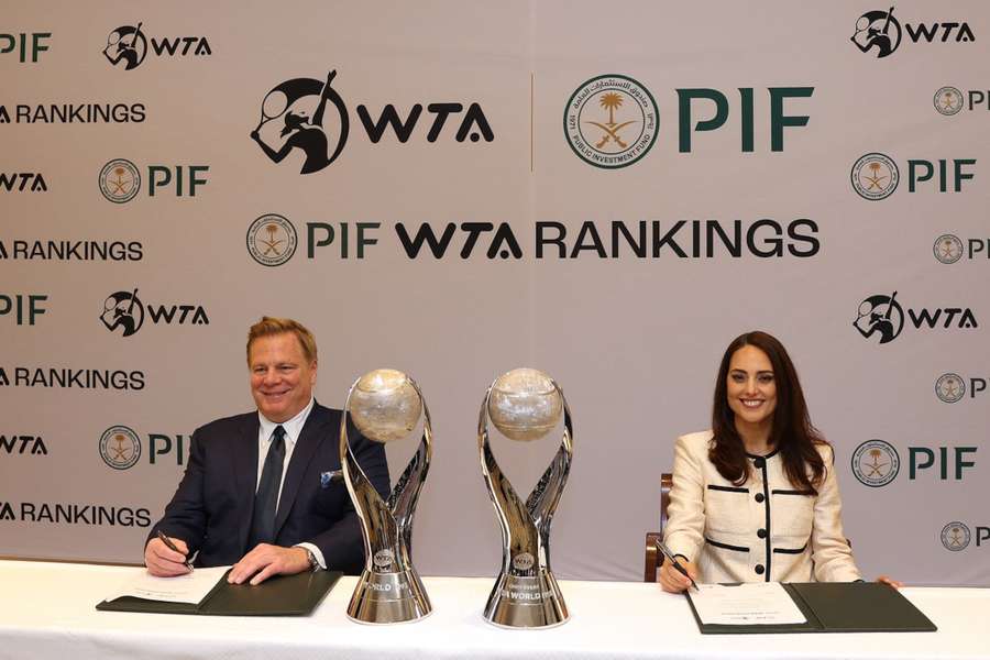 Kevin Foster (l.) von der PIF und Marina Storti, CEO der WTA Ventures, präsentierten am Montag den neuen Deal