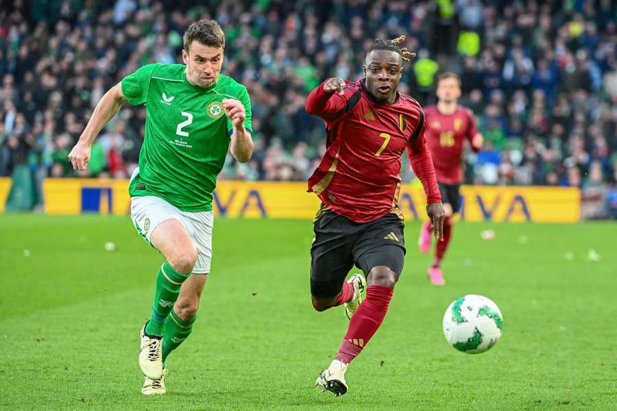 Jeremy Doku et Seamus Coleman en action lors du match amical entre la République d'Irlande et la Belgique. 