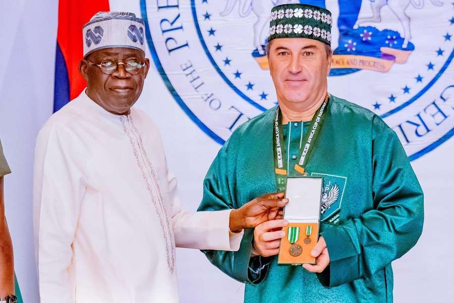 Bola Tinubu, presidente da Nigéria, com José Peseiro