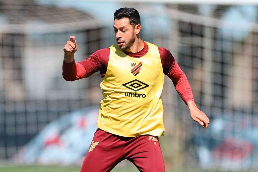 Athletico-PR precisa voltar a vencer para seguir sonhando com o acesso