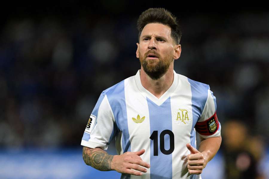 Messi în frumoasa uniformă comemorativă a Argentinei