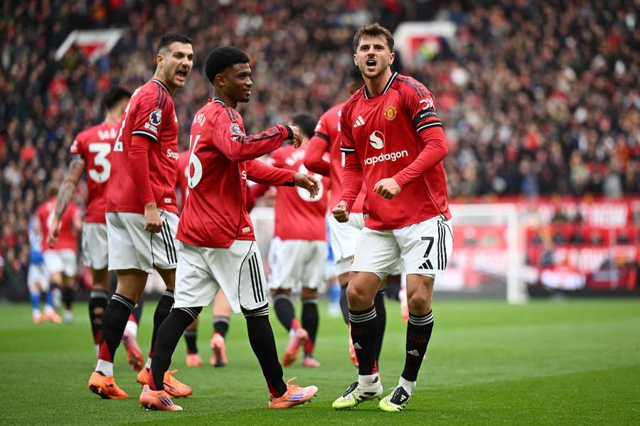 Jucătorii lui Manchester United sărbătoresc marcarea unui gol