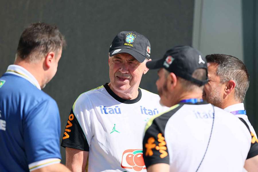 Brasil faz treino aberto em Nova Jersey, com Neymar ainda fora das atividades Brasil faz treino aberto em Nova Jersey, com Neymar ainda fora das atividades