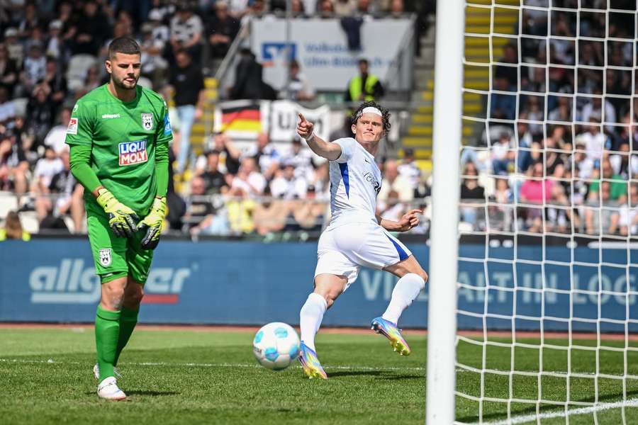 Fabian Reese (r.) hat Ulm-Torhüter Thiede zweimal bezwungen