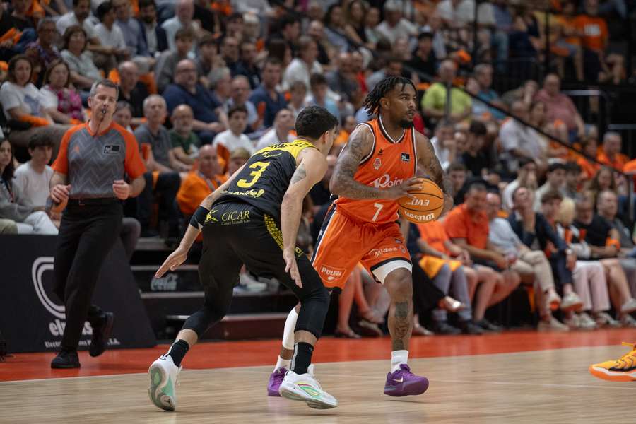 Chris Jones, defendido por Jaime Fernández en el primer partido de semifinales de la acb