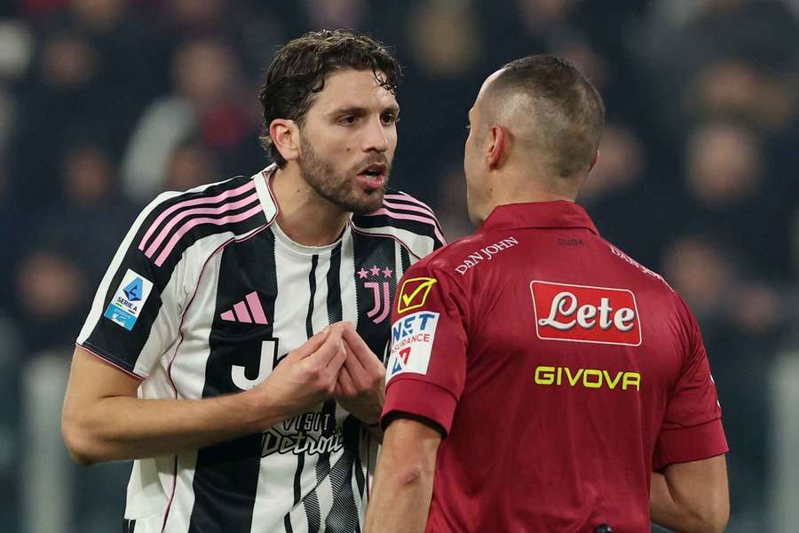Manuel Locatelli discute con l'arbitro Guida in Juventus-Lazio
