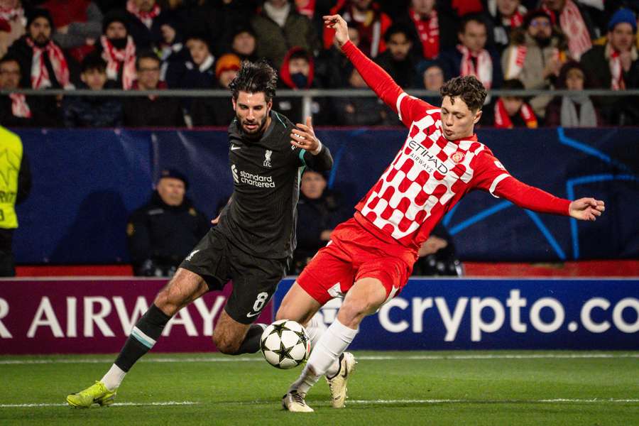 Ladislav Krejčí a Dominik Szoboszlai v zápase Girony s Liverpoolem.
