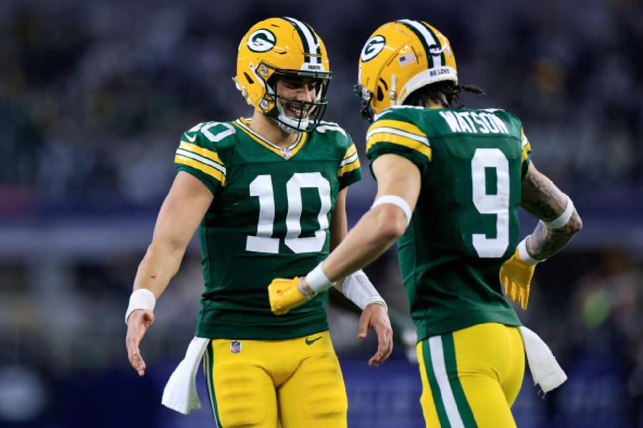 Jordan Love e Christian Watson celebram durante vitória dos Packers sobre os Cowboys 