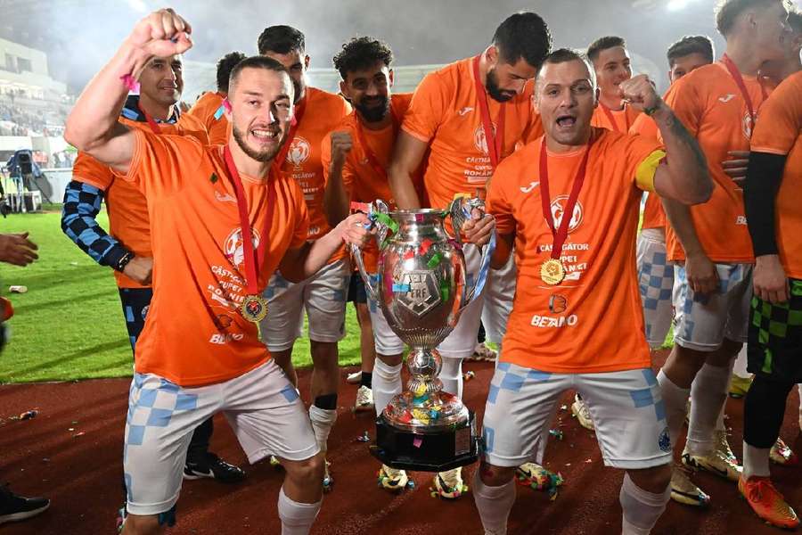 Jogadores do Corvinus festejam a conquista da Taça da Roménia