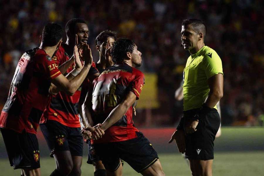 Jogadores do Leão se revoltaram com a marcação do penal no fim do jogo