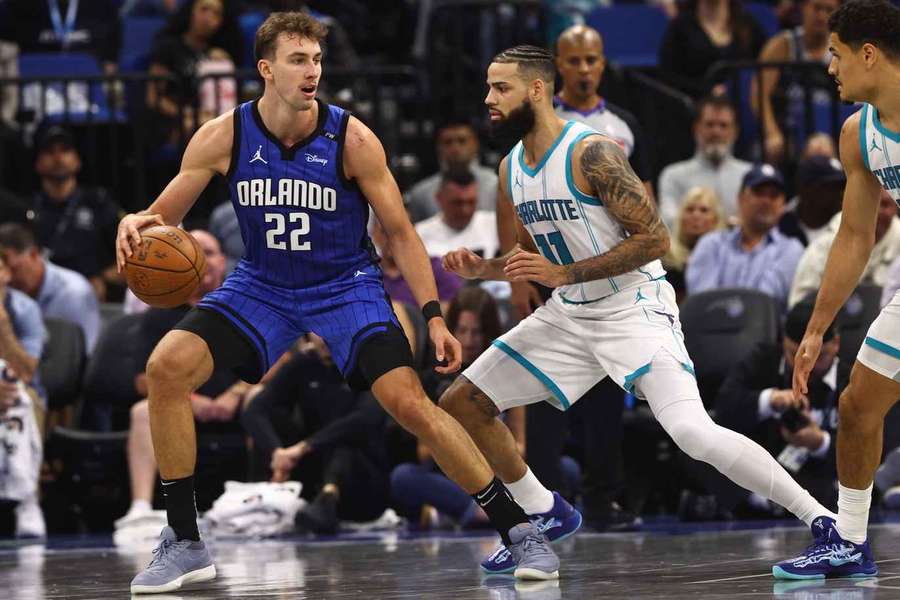 NBA: Franz Wagner (l.) im Duell mit Charlottes Cody Martin.