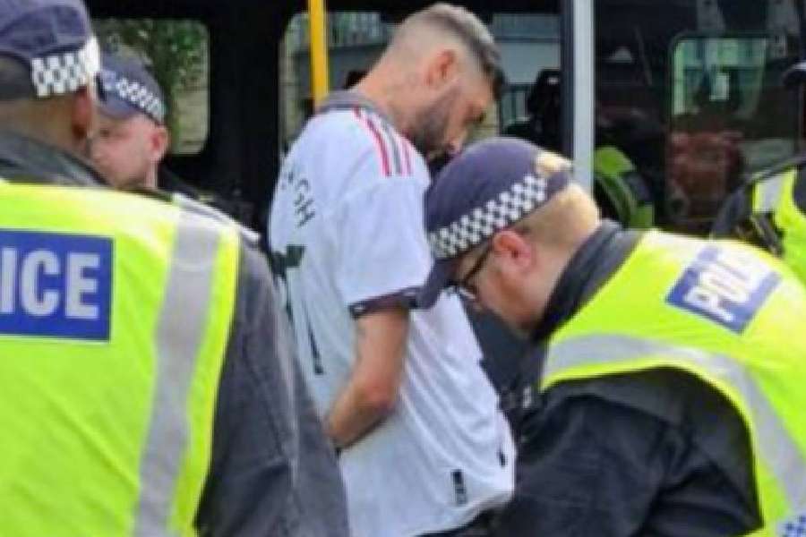 Momento da prisão de White pela polícia londrina