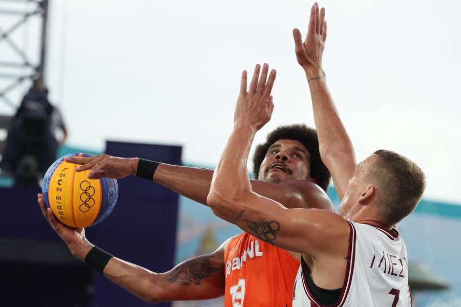 Dimeo van der Horst in actie op de Spelen in het duel met Letland