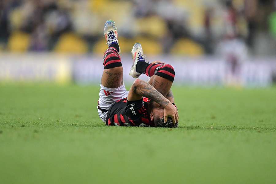 Michael sente lesão em duelo com o Vasco, no Campeonato Carioca