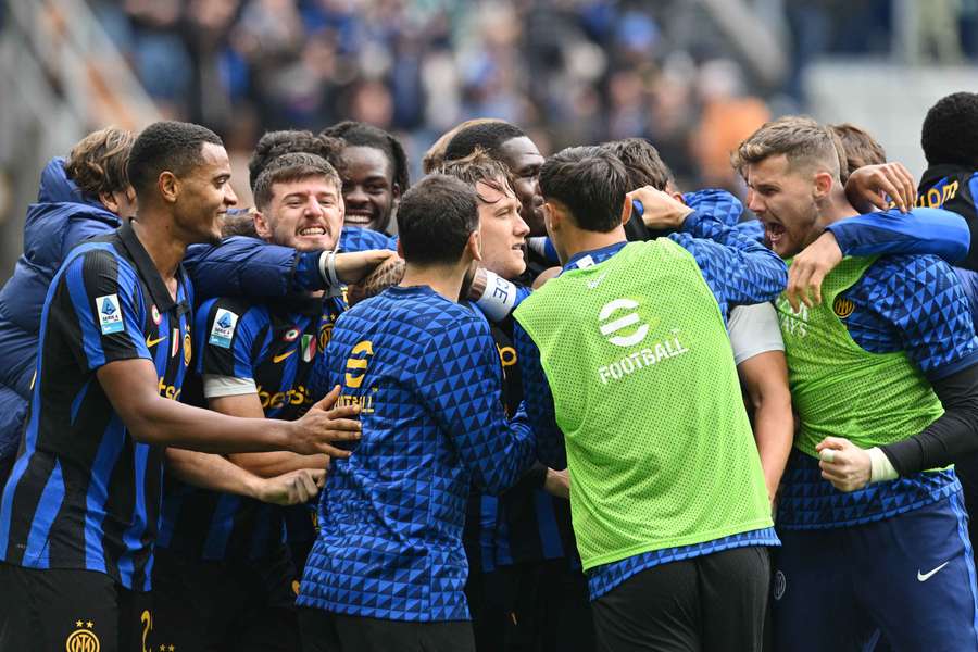Inter celebrate their late winner Inter celebrate their late winner