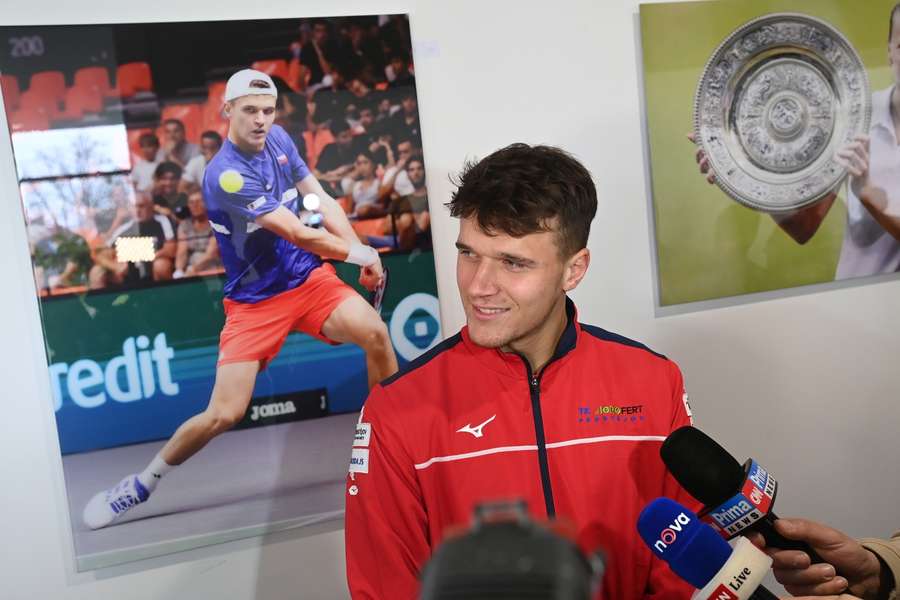 Menšík mluví v Prostějově s českými novináři.