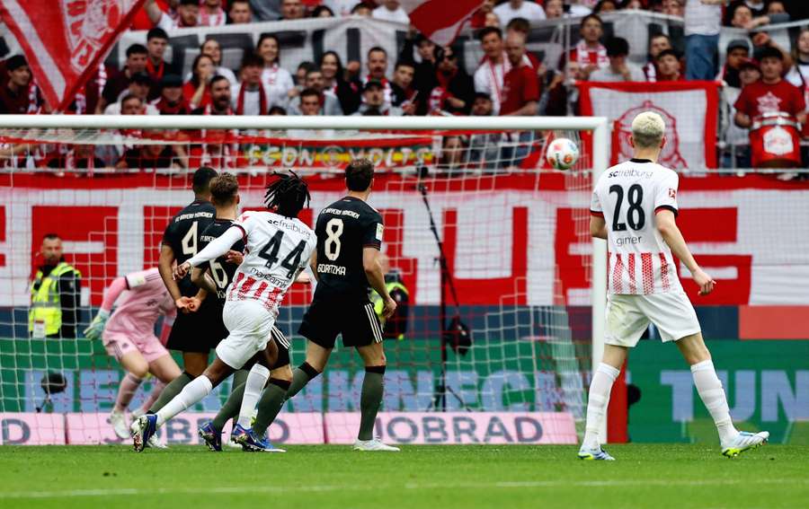 Manzambi put the ball into the top corner for Freiburg