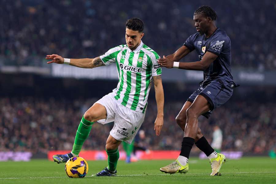 Marc Bartra frente a Randy Nteka