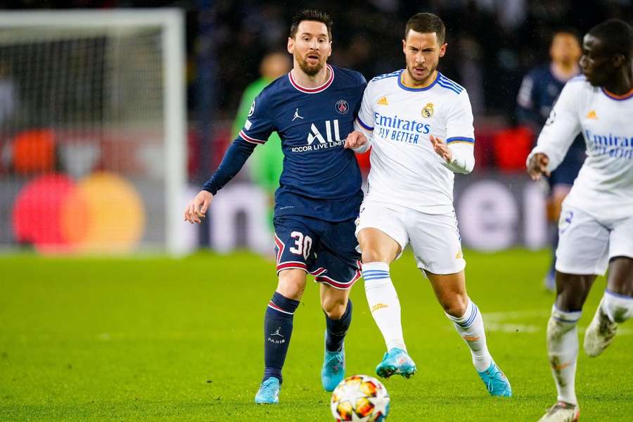 Eden Hazard în duel cu Lionel Messi într-un meci de Liga Campionilor