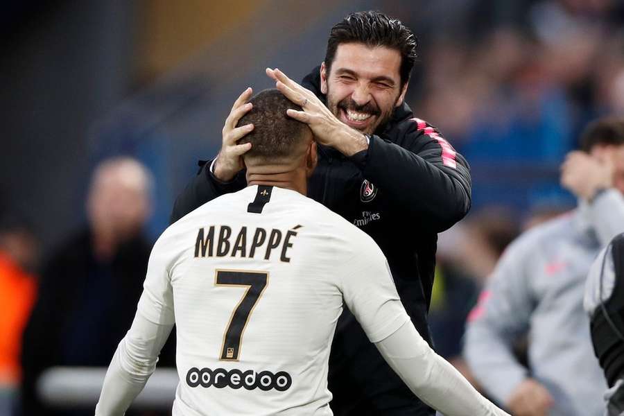 Kylian Mbappé noemt Buffon een 'gouden man' in zijn eerbetoon aan de Italiaanse legende
