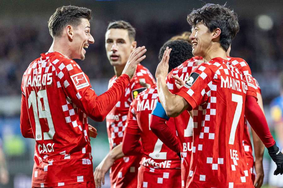 Caci e Jae-Sung Lee del Mainz festeggiano il gol
