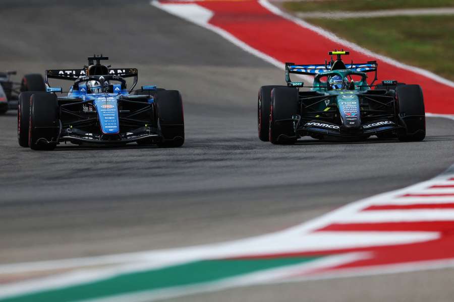 Albon (I) y Alonso (D) peleando por la posición en Austin