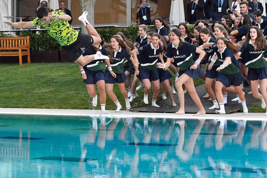 Das Eintauchen des Siegers (hier: Alcaraz) mit den Balljungen in den Swimmingpool des Real Club de Tenis gilt bei den Barcelona Open als Tradition