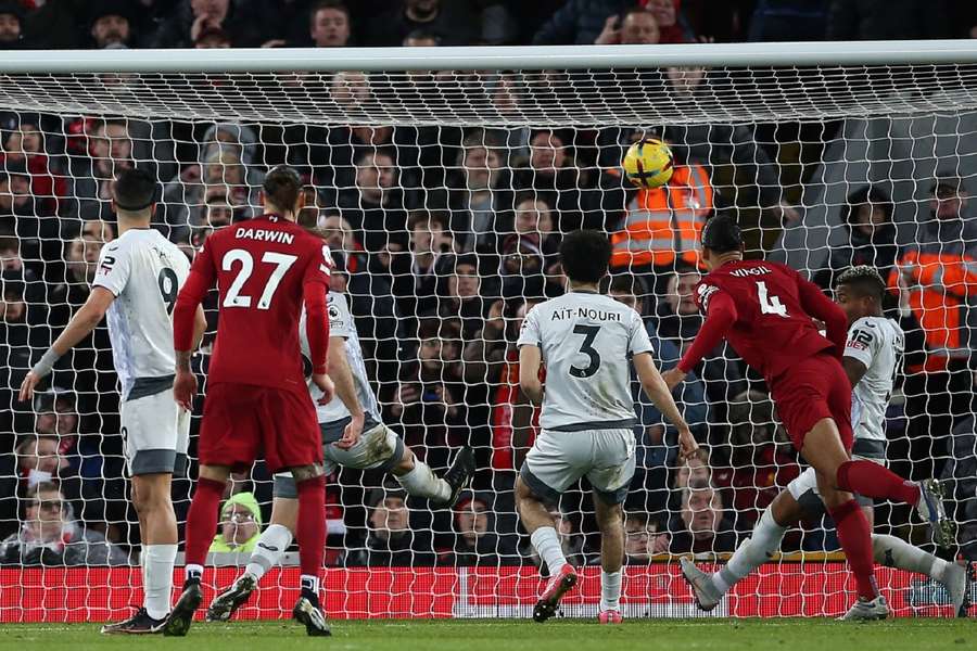 Virgil van Dijk scoort belangrijke 1-0 voor Liverpool in overwinning op Wolves