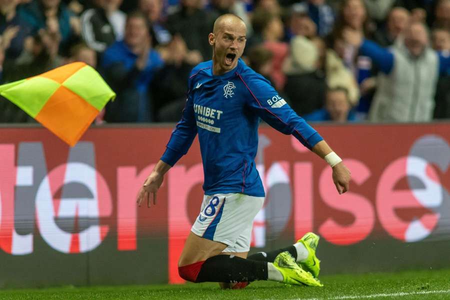 Český reprezentant Václav Černý slaví v utkání Evropské ligy v dresu Rangers.