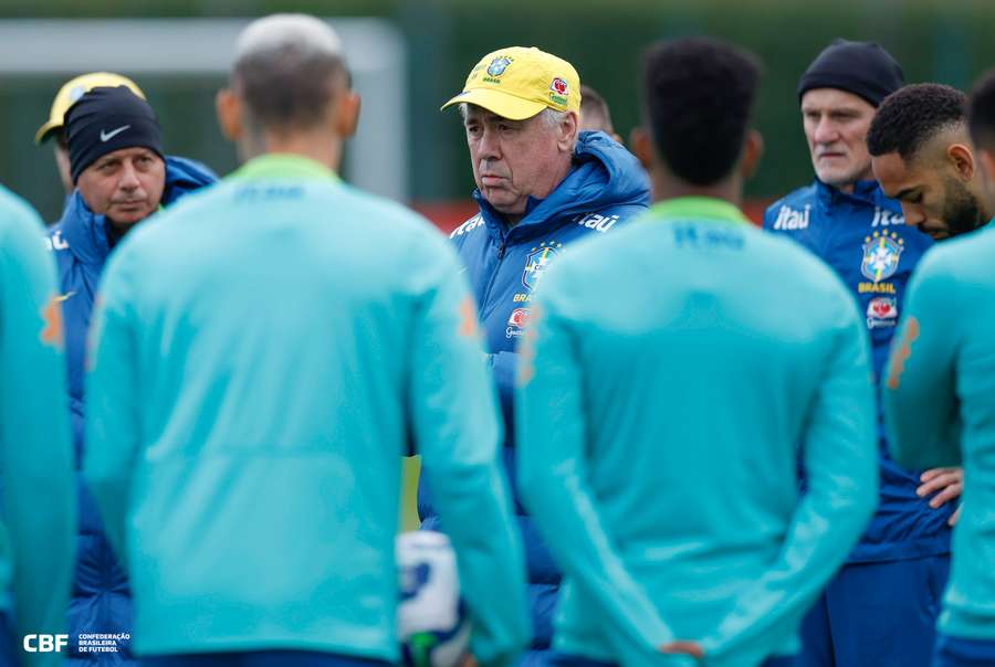 Ancelotti admite que ainda mantém disputa por vagas na Copa