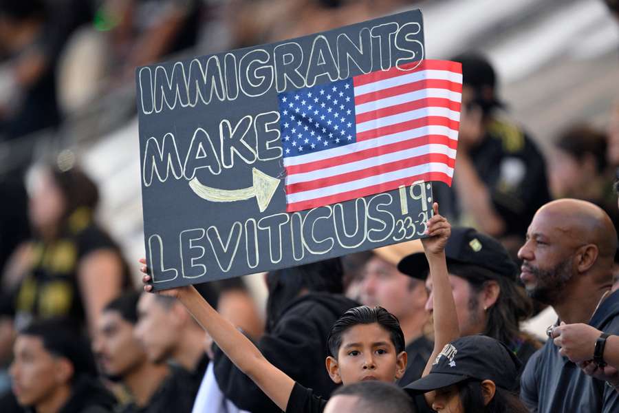 Un joven aficionado del LAFC durante el partido del equipo en la MLS
