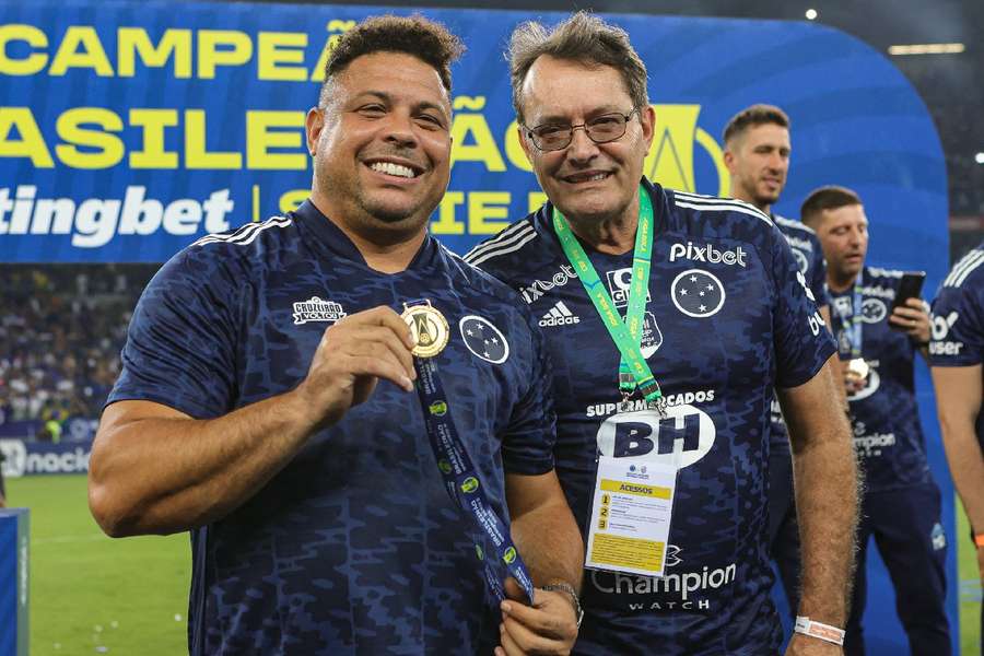 Ronaldo y Pedro Lourenço, en la fiesta por el regreso del Cruzeiro a la Serie A en 2022