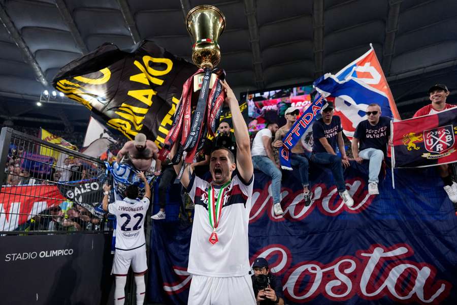Remo Freuler alza al cielo la Coppa Italia conquistata contro il Milan