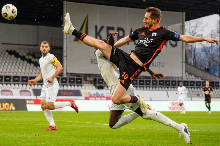 Chrien v akrobatickom súboji. Chrien v akrobatickom súboji.