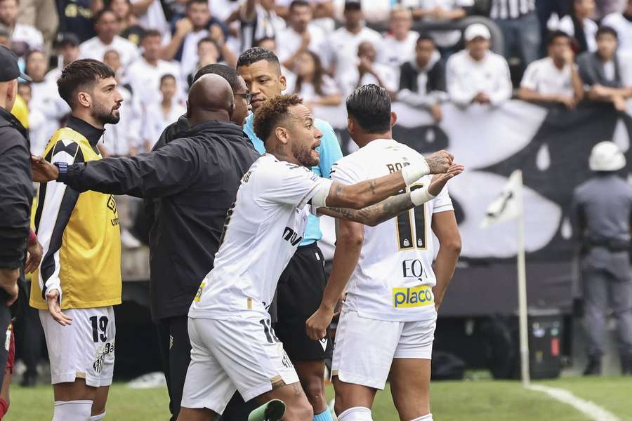 Neymar loses his cool after an incorrect decision