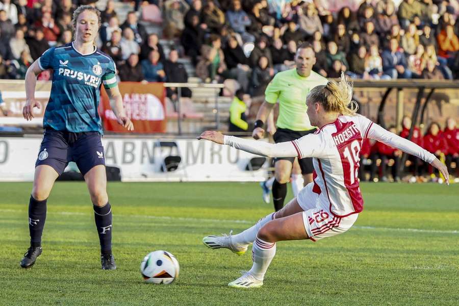 Tiny Hoekstra scoort de 1-0 voor Ajax