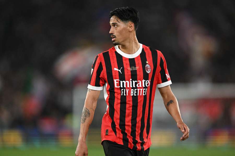 Tijjani Reijnders, del AC Milan, con el premio al mejor jugador de la temporada en la Serie A.