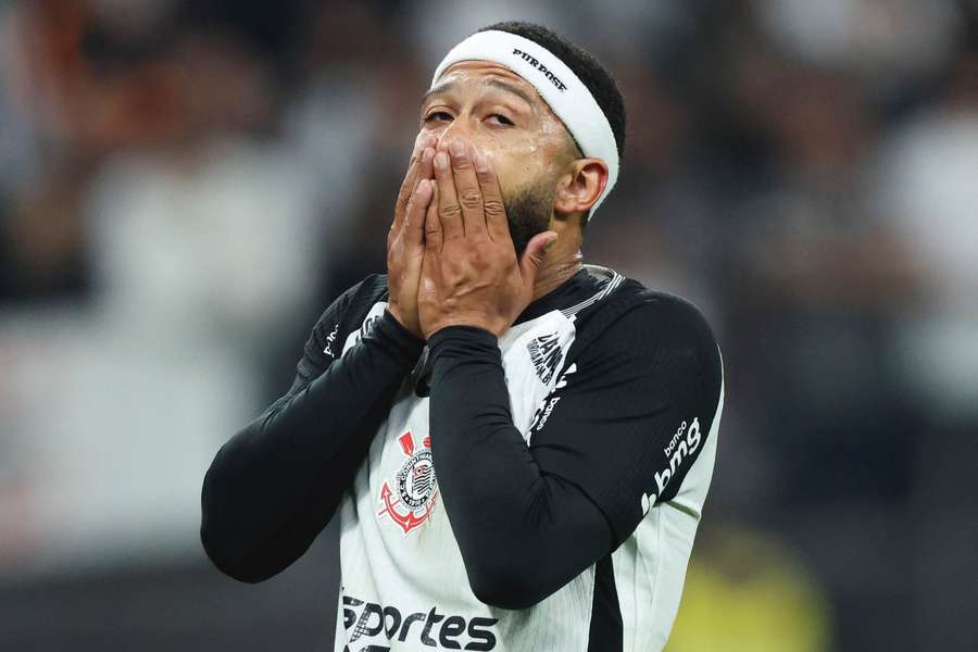 Principal organizada do Corinthians não está satisfeita com comportamento de Memphis Depay
