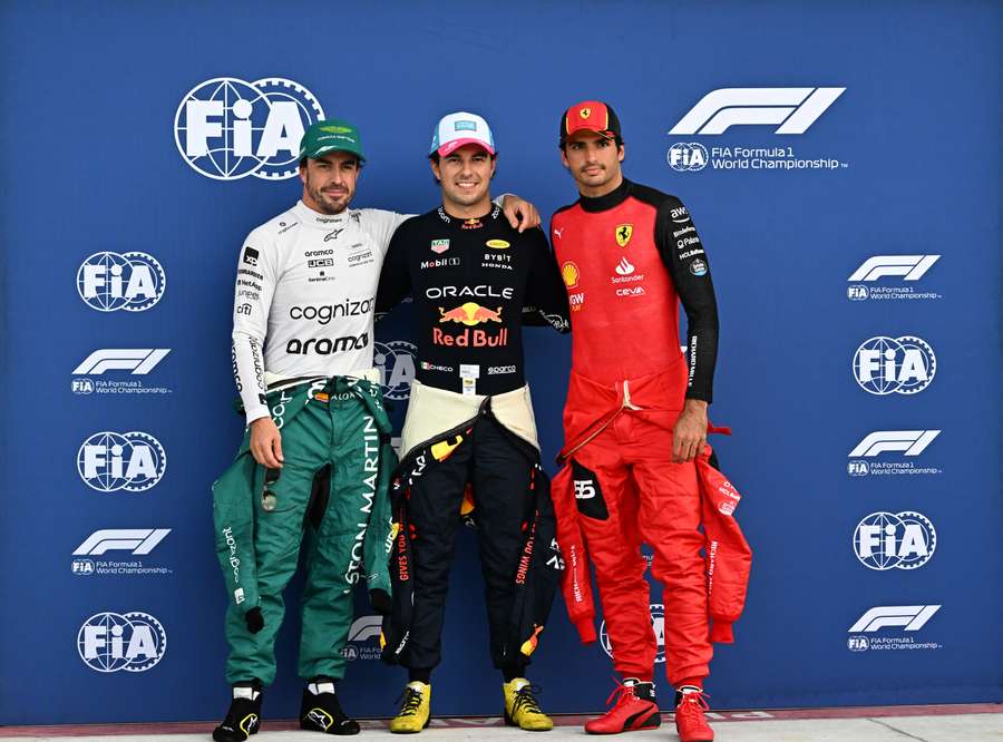 Die Top3 des Qualifyings: Sergio Perez (Mitte) startet auf der Pole, Alonso (links) von zwei, direkt hinter ihm wird Carlos Sainz das Rennen beginnen.