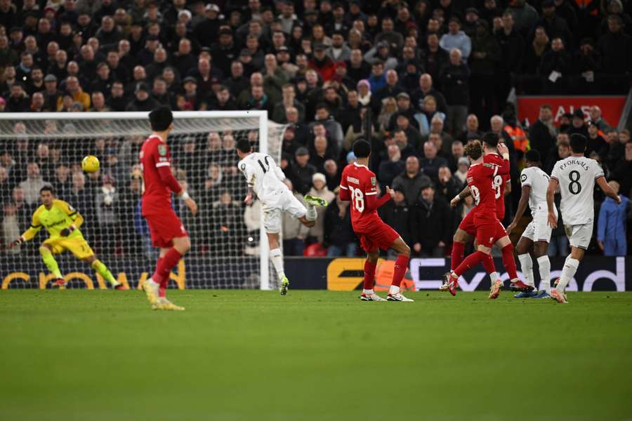 Liverpool's Hungarian midfielder #08 Dominik Szoboszlai (R) scores his team's first goal