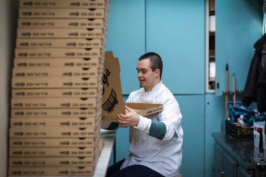 Vice-campeão do mundo de natação, Francisco Montes, de 24 anos e com trissomia 21, trabalha numa pizaria na Foz do Douro, no Porto